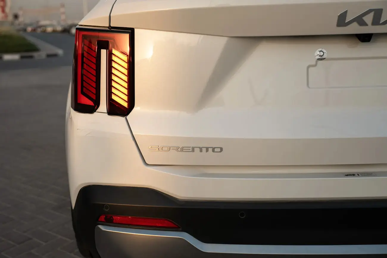 چراغ عقب و بدنه سفید خودرو کیا سورنتو (Kia Sorento) مدل ۲۰۲۶