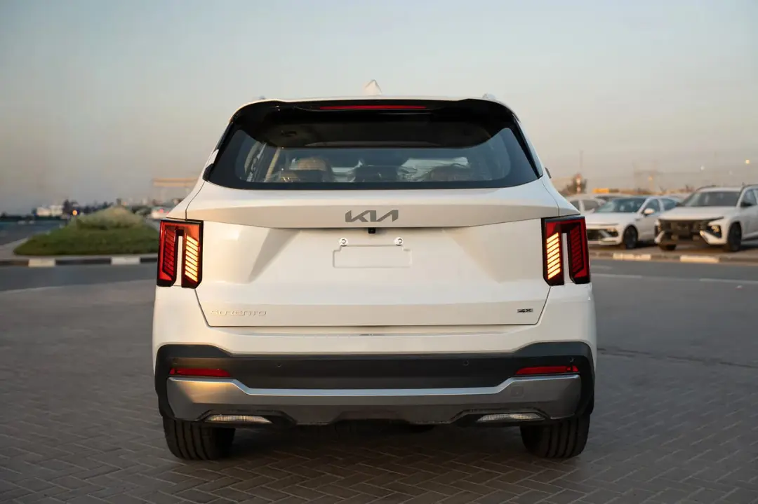 نمای عقب خودروی سفید رنگ کیا سورنتو (Kia Sorento) مدل ۲۰۲۶