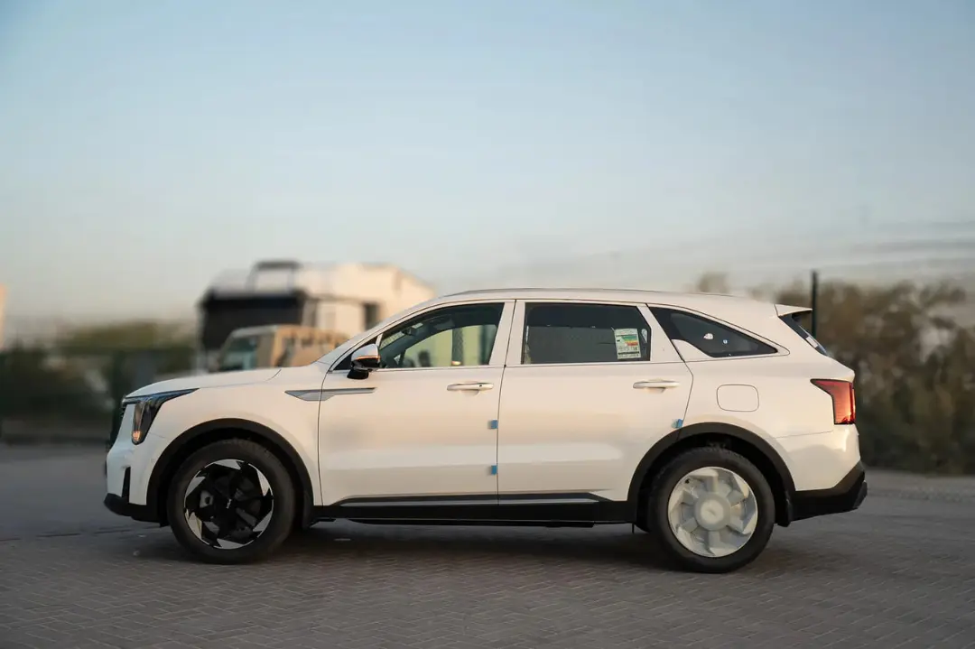 خودرو سفید رنگ کیا سورنتو (Kia Sorento) مدل 2026 از نمای جانبی