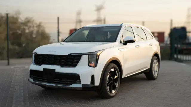 خودرو سفید رنگ کیا سورنتو (Kia Sorento) مدل 2026 در فضای باز