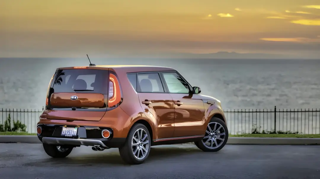 خودروی کامپکت کیا سول (Kia Soul) در جاده‌ای ساحلی هنگام غروب