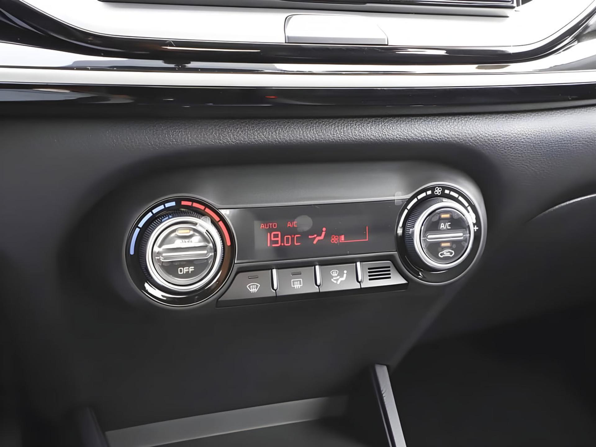 پنل کنترل سیستم تهویه مطبوع خودرو کیا استونیک (Kia Stonic) با نمایشگر دیجیتال
