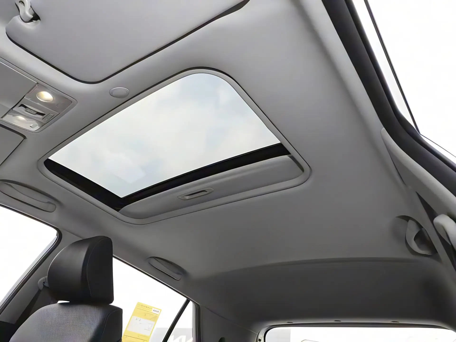 سانروف باز خودرو کیا استونیک (Kia Stonic) در نمای داخلی کابین