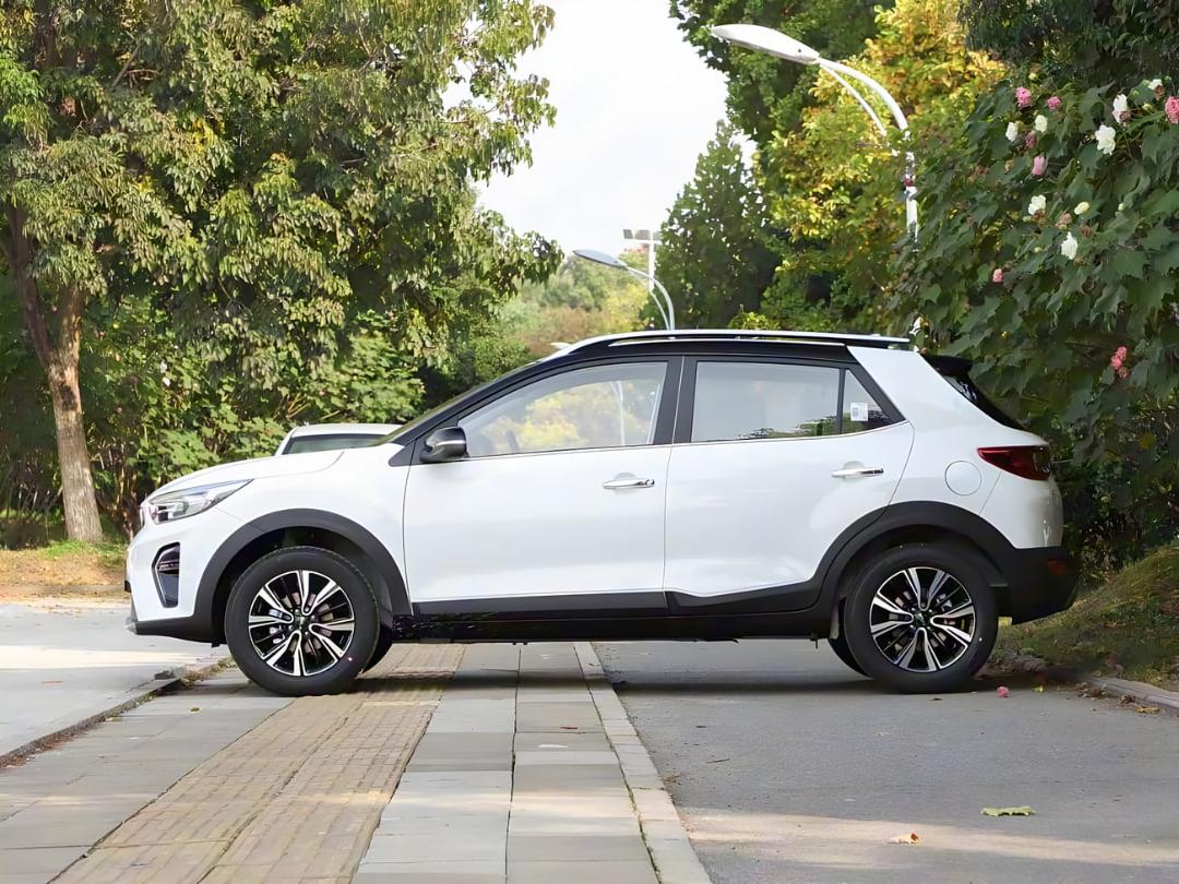 خودرو سفید رنگ کیا استونیک (Kia Stonic) در کنار مسیر پیاده‌رو