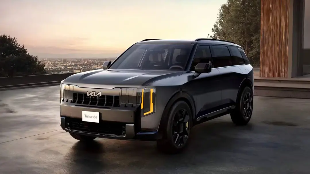 خودرو کیا تلوراید (Kia Telluride) در نمای سه چهارم در فضای باز