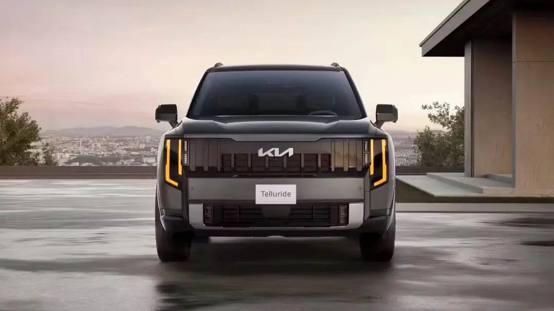 خودرو کیا تلوراید (Kia Telluride) با نمای جلوی تمام‌رخ در فضای باز