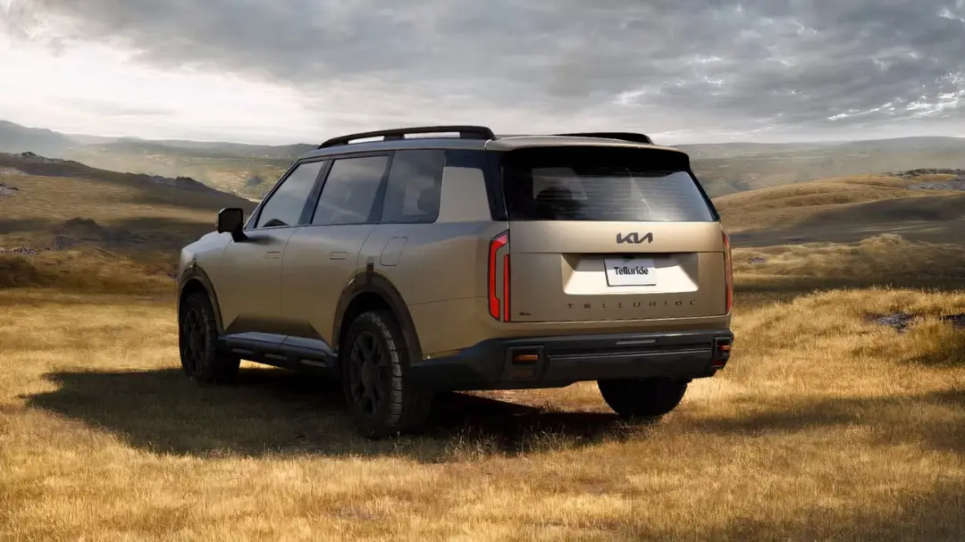 خودرو کیا تلوراید (Kia Telluride) در یک دشت وسیع و کوهستانی