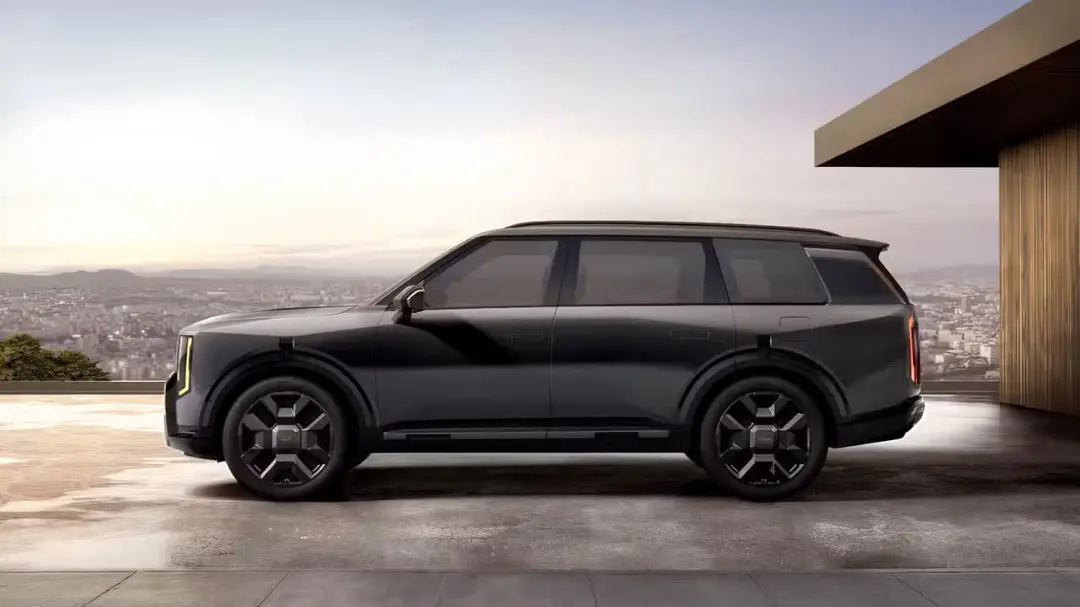 خودرو کی‌اِی تلوراید (Kia Telluride) با نمای جانبی در فضای باز
