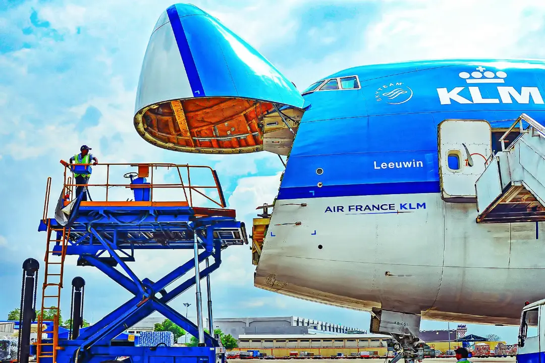 هواپیمای کلم (KLM) با دماغه باز در حال بارگیری بار در فرودگاه