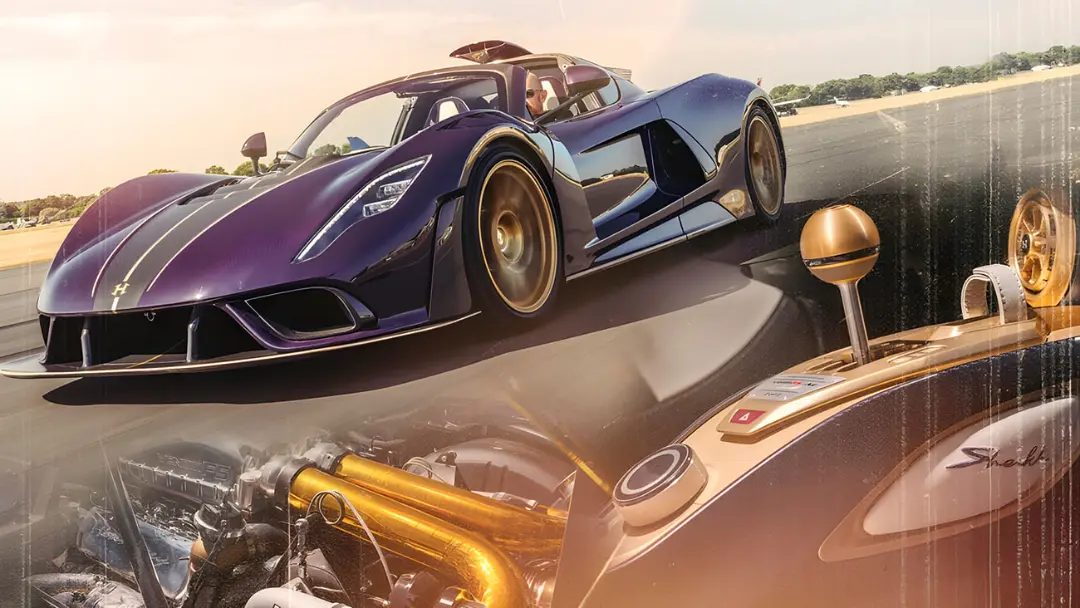 خودرو هیپرکار کوئینلگ (Koenigsegg) با رنگ بنفش و جزئیات طلایی در پیست