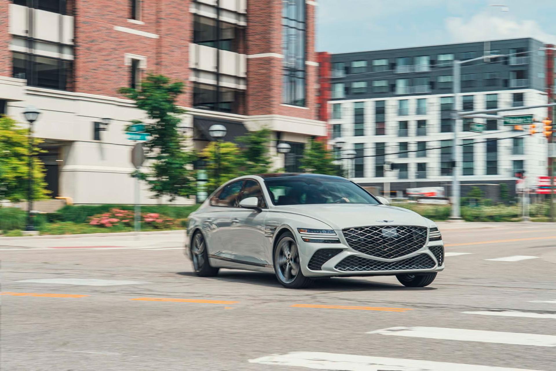 سدان لوکس کره‌ای (Genesis G80) در حال حرکت در خیابان شهری