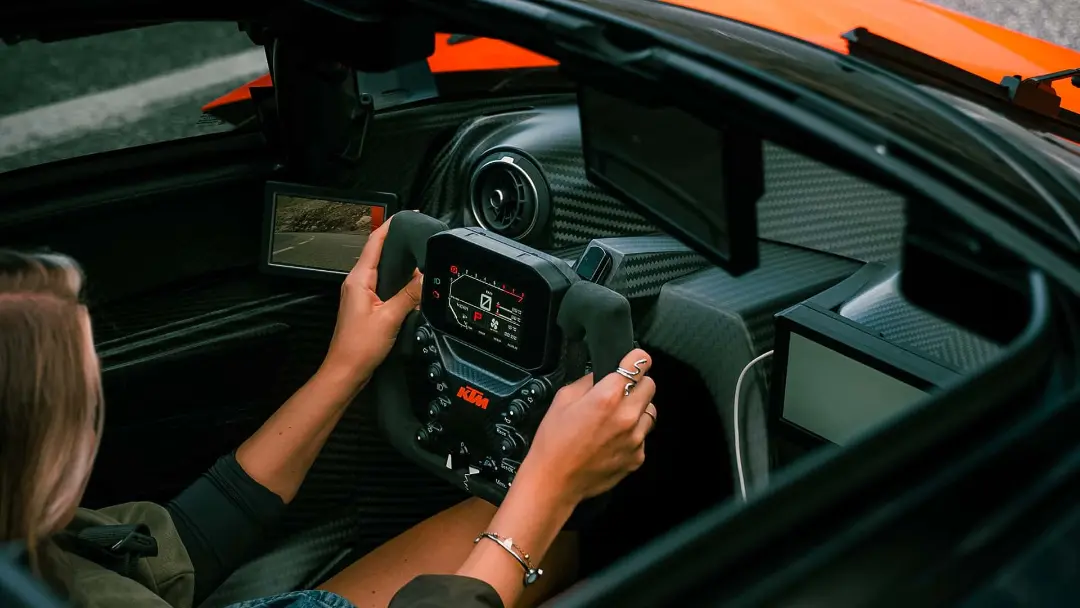 کی‌تی‌ام X-Bow GT-XR نمای داخل و داشبورد