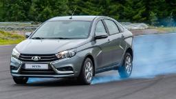 خودروی لادا وستا (Lada Vesta) در حال ترمز و ایجاد دود از چرخ‌ها