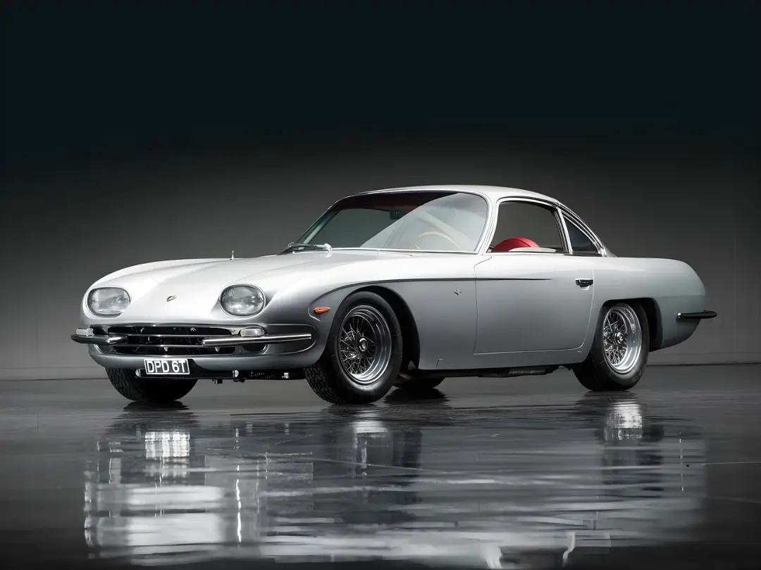 خودرو کلاسیک لامبورگینی (Lamborghini 350 GT) با بدنه نقره‌ای در استودیو