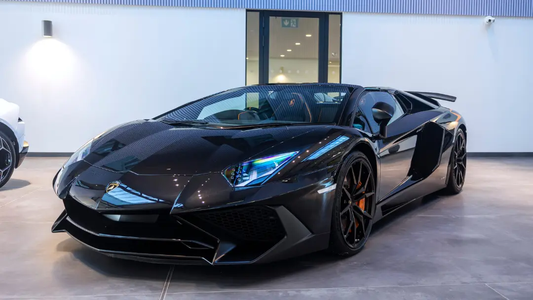 لامبورگینی اونتادور SV (Lamborghini Aventador SV) مشکی در نمایشگاه خودرو