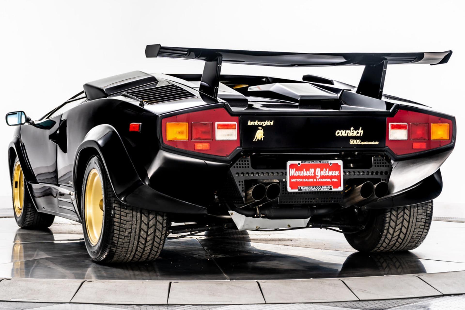 نمای عقب خودروی کلاسیک لامبورگینی (Lamborghini) مدل کونتاک ۵۰۰۰ کوآدرووالانتی با رینگ‌های طلایی