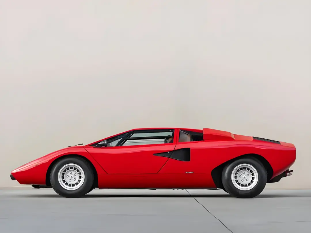 خودروی کلاسیک لامبورگینی کانتاش (Lamborghini Countach) مدل LP400 Periscopio با رنگ قرمز