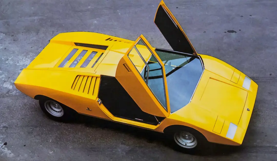 خودروی زرد رنگ لامبورگینی کانتاش (Lamborghini Countach) LP 500 با درهای قیچی‌شکل باز