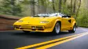 لامبورگینی کانتاش (Lamborghini Countach) زرد رنگ در حال حرکت در جاده