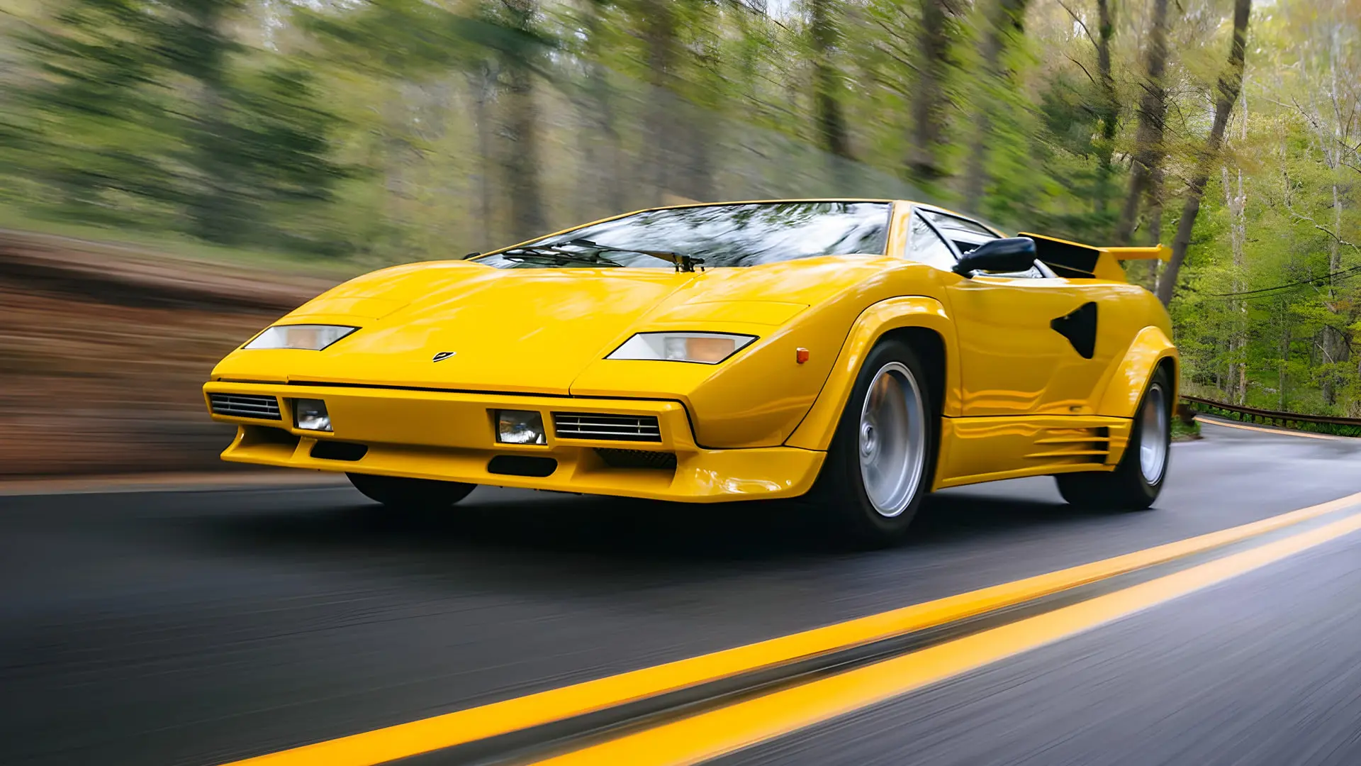 لامبورگینی کانتاش (Lamborghini Countach) زرد رنگ در حال حرکت در جاده