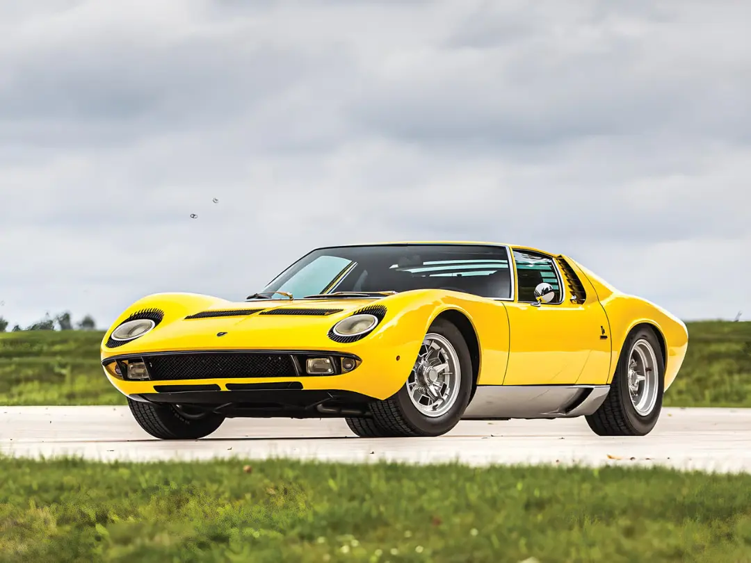 لامبورگینی میورا (Lamborghini Miura) با رنگ زرد در فضای باز
