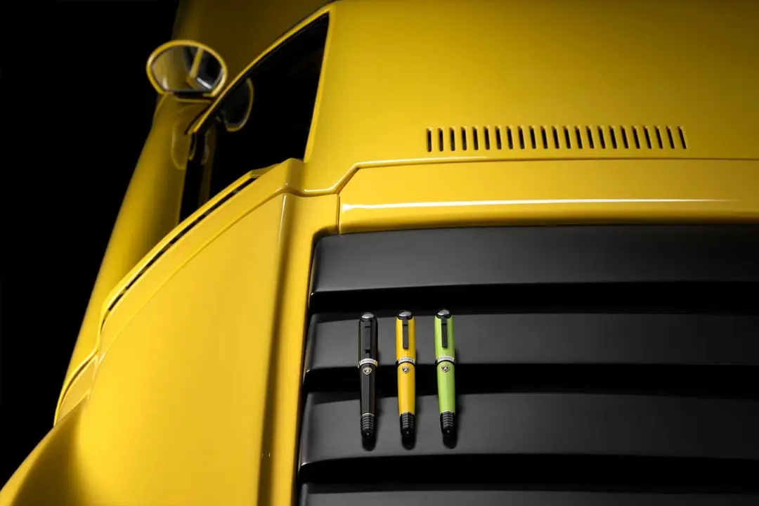 خودنویس‌های اختصاصی لامبورگینی (Lamborghini) روی جلوپنجره خودروی زرد رنگ میورا