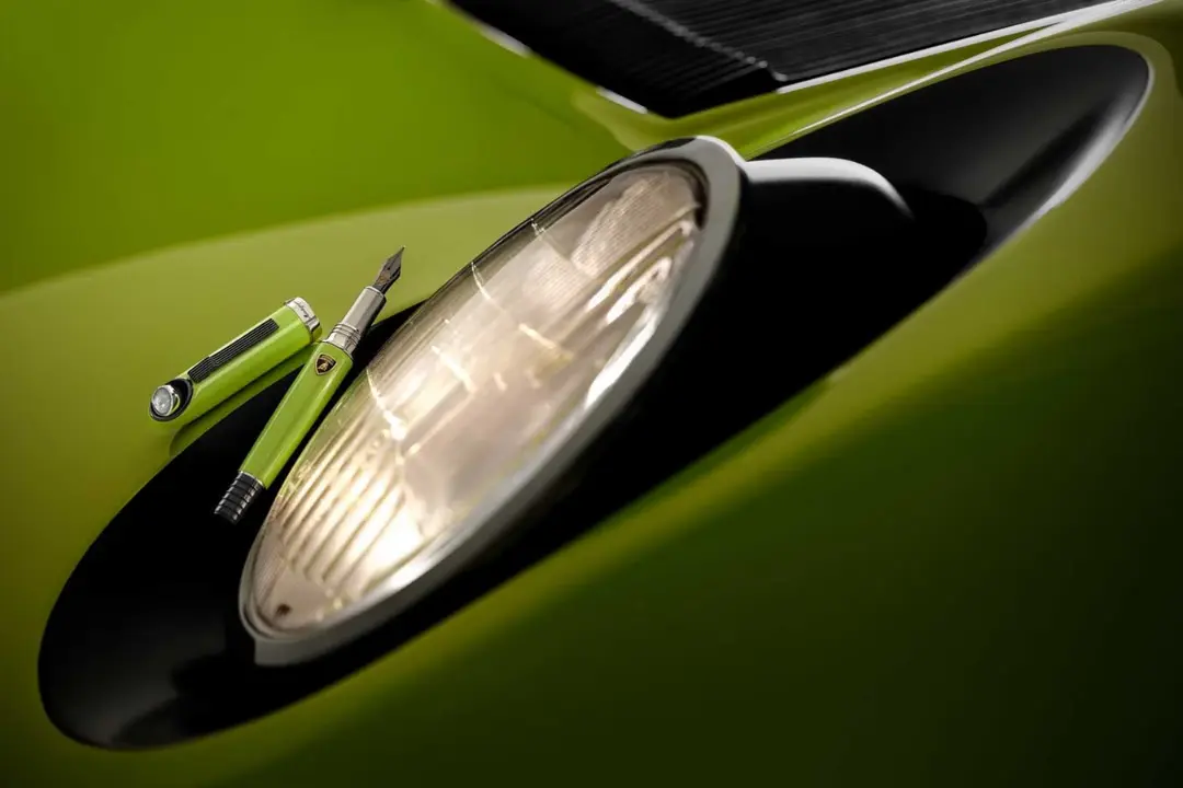 خودنویس سبز رنگ روی بدنه خودروی کلاسیک لامبورگینی میورا (Lamborghini Miura)