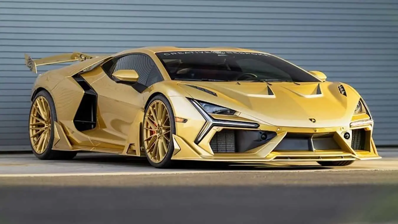 خودروی لامبورگینی (Lamborghini) با بدنه فیبر کربن طلایی رنگ در مقابل دیوار