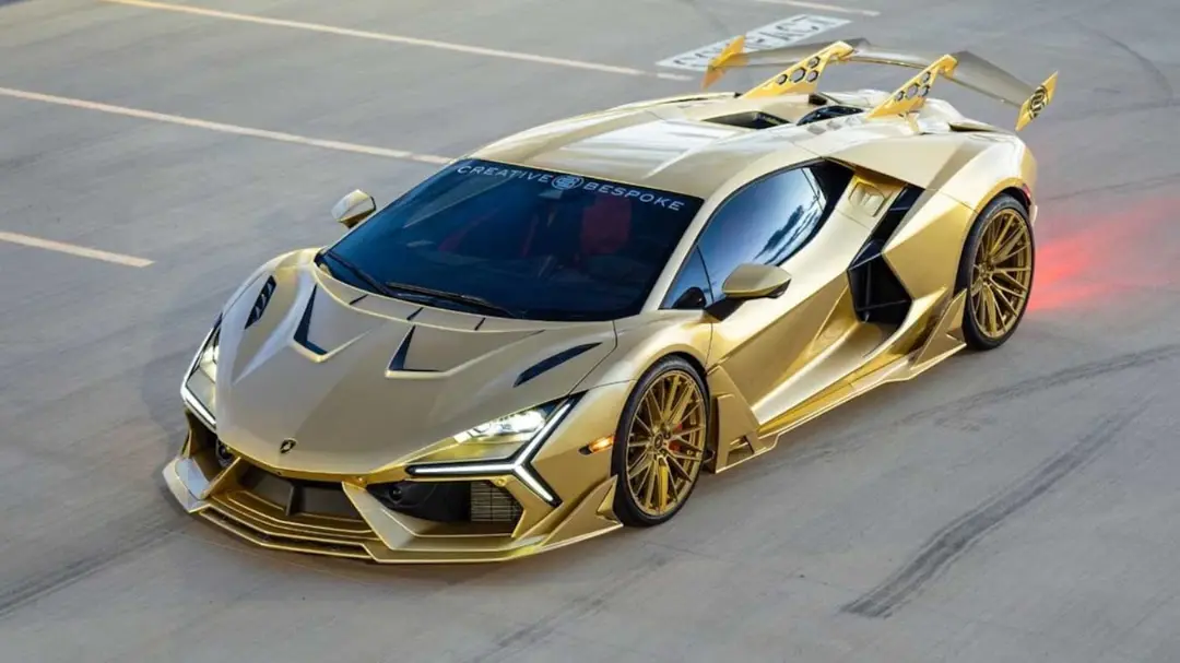 خودرو لامبورگینی روئلتو (Lamborghini Veneno) با کیت بدنه فیبر کربن طلایی رنگ