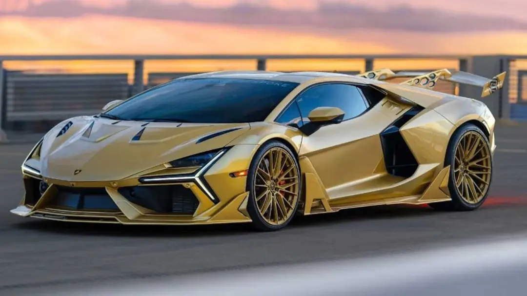 خودروی لامبورگینی (Lamborghini) با کیت بدنه فیبر کربن طلایی در حال حرکت
