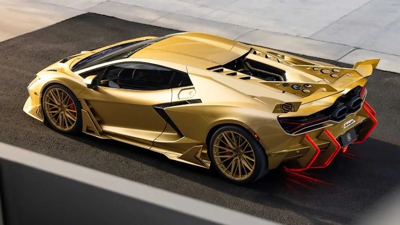 خودرو لامبورگینی (Lamborghini) با بدنه طلایی ساخته شده از فیبر کربن