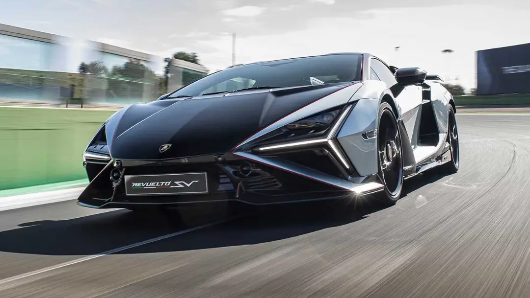 خودرو لامبورگینی روئلتو SV (Lamborghini Revuelto SV) در حال حرکت سریع در پیست مسابقه
