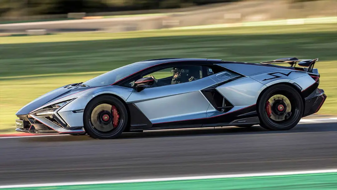 خودروی لامبورگینی روئلتو SV (Lamborghini Aventador SV) در حال حرکت سریع در پیست مسابقه