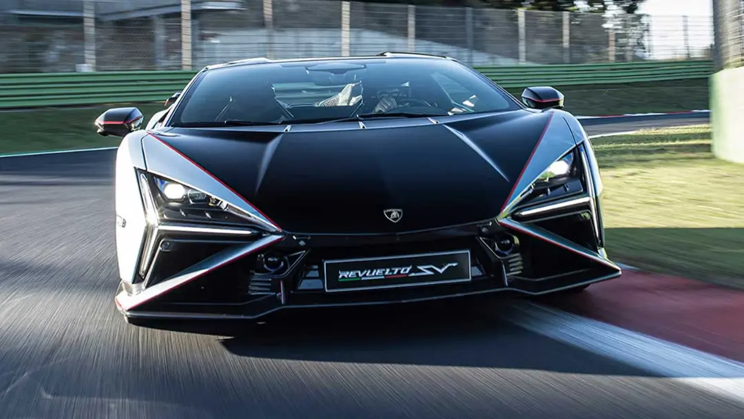 خودرو لامبورگینی روئلتو (Lamborghini Revuelto SV) در حال حرکت سریع در پیست مسابقه