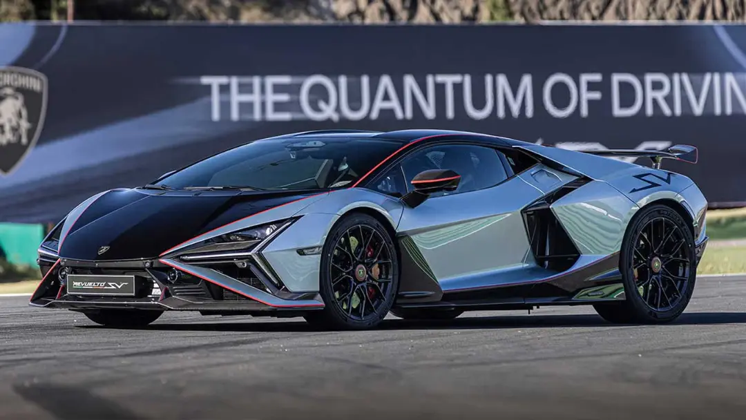 خودروی لامبورگینی روئلتو SV (Lamborghini Revuelto SV) با رنگ نقره‌ای در پیست مسابقه