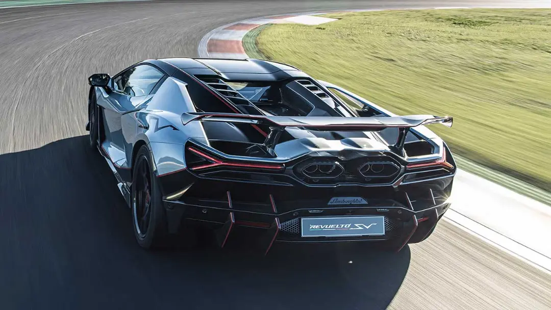 خودرو لامبورگینی روئلتو SV (Lamborghini Revuelto SV) در حال حرکت در پیست مسابقه