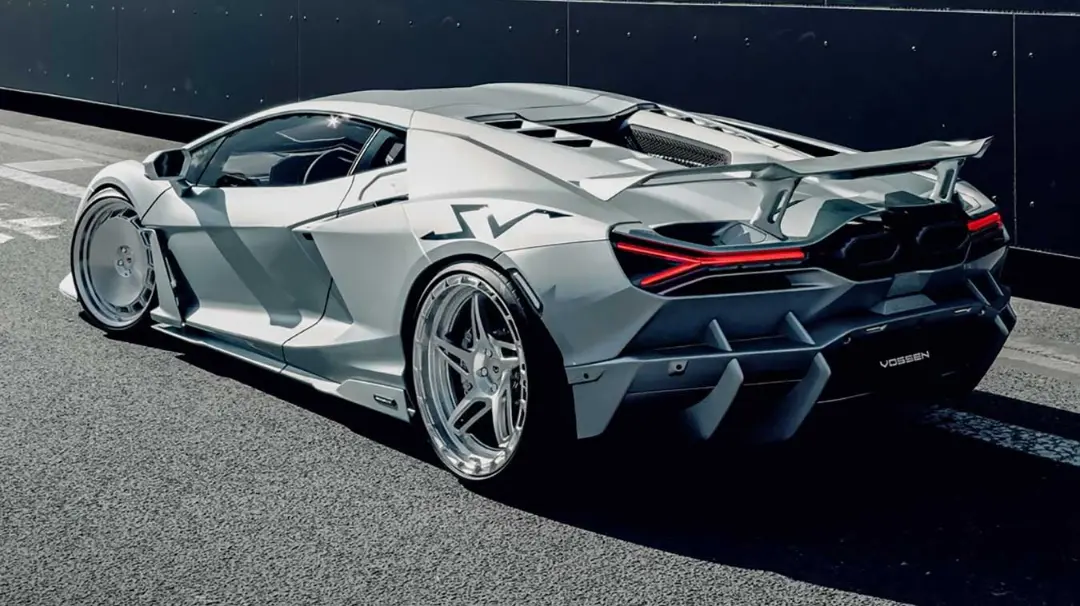 لامبورگینی روئلتو SV (Lamborghini Aventador SV) با رینگ‌های نقره‌ای و بدنه مات