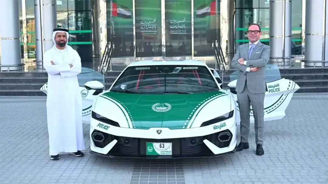 خودروی لامبورگینی تمراریو (Lamborghini Teremari) با رنگ سبز و سفید متعلق به پلیس دبی