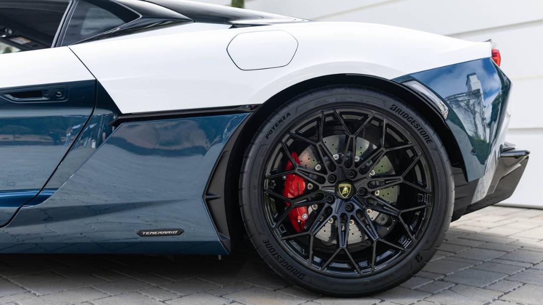 چرخ و رینگ سیاه رنگ خودروی لامبورگینی تمراِریو (Lamborghini Temerario) با ترمز قرمز