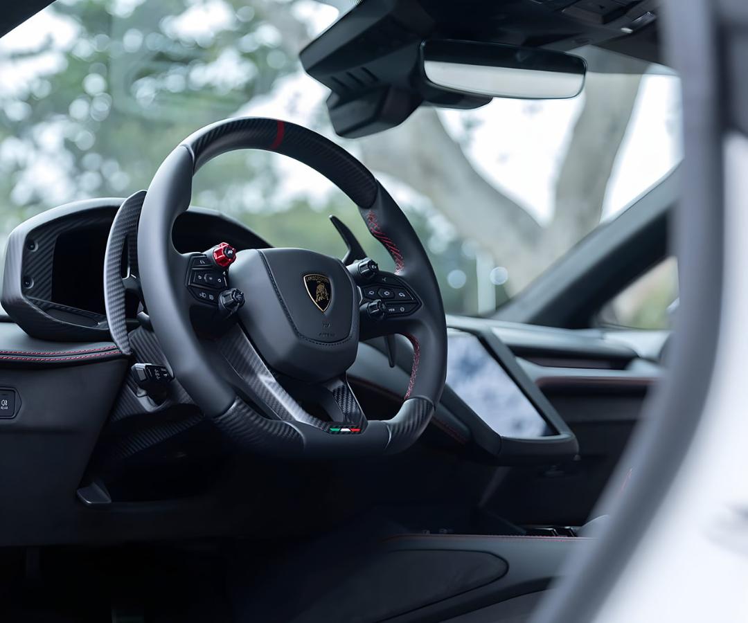 فرمان خودرو لامبورگینی تمراِریو (Lamborghini Temerario) با تزئینات فیبر کربن و لوگوی طلایی