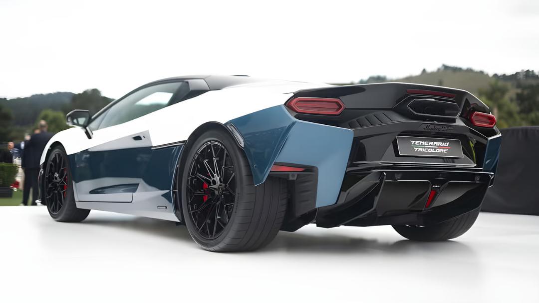 خودروی لامبورگینی تمراِریو تری‌کُلوره (Lamborghini Temerario Tricolore) با رنگ‌های سفید و آبی