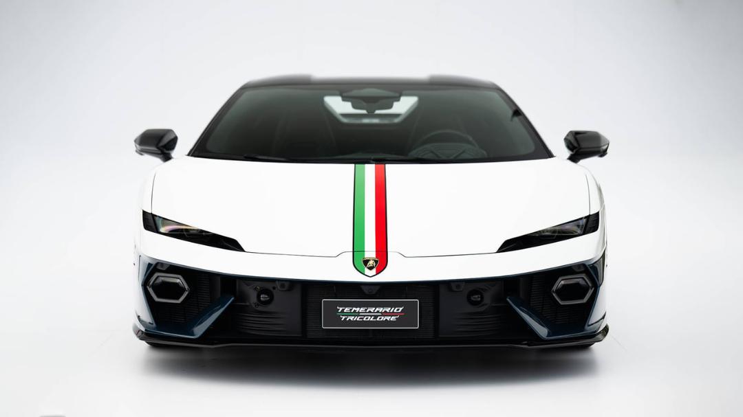 خودروی لامبورگینی تمراِریو تری‌کُلوره (Lamborghini Temerario Tricolore) با خطوط رنگی پرچم ایتالیا