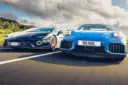 خودروهای پورشه ۹۱۱ توربو S (Porsche 911 Turbo S) و لامبورگینی تمراریو (Lamborghini Temerario) در حال حرکت در جاده