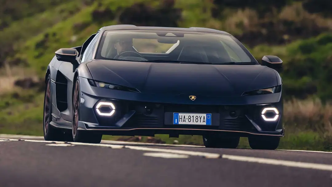 خودرو سوپراسپرت لامبورگینی تمراریو (Lamborghini Temerario) در حال حرکت در جاده