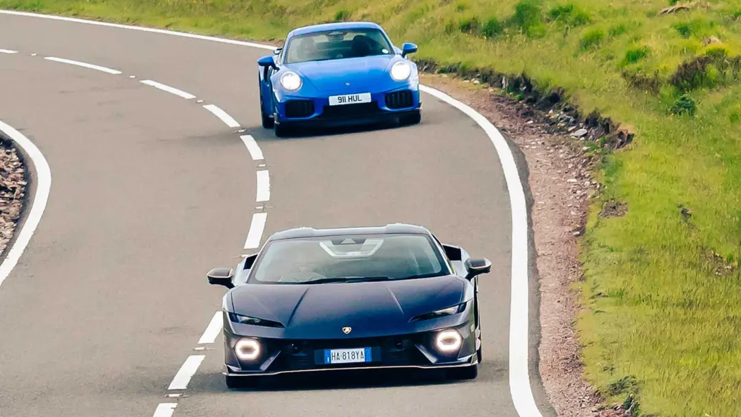 لامبورگینی تمراریو (Lamborghini Temerario) و پورشه ۹۱۱ توربو S در جاده اسکاتلند