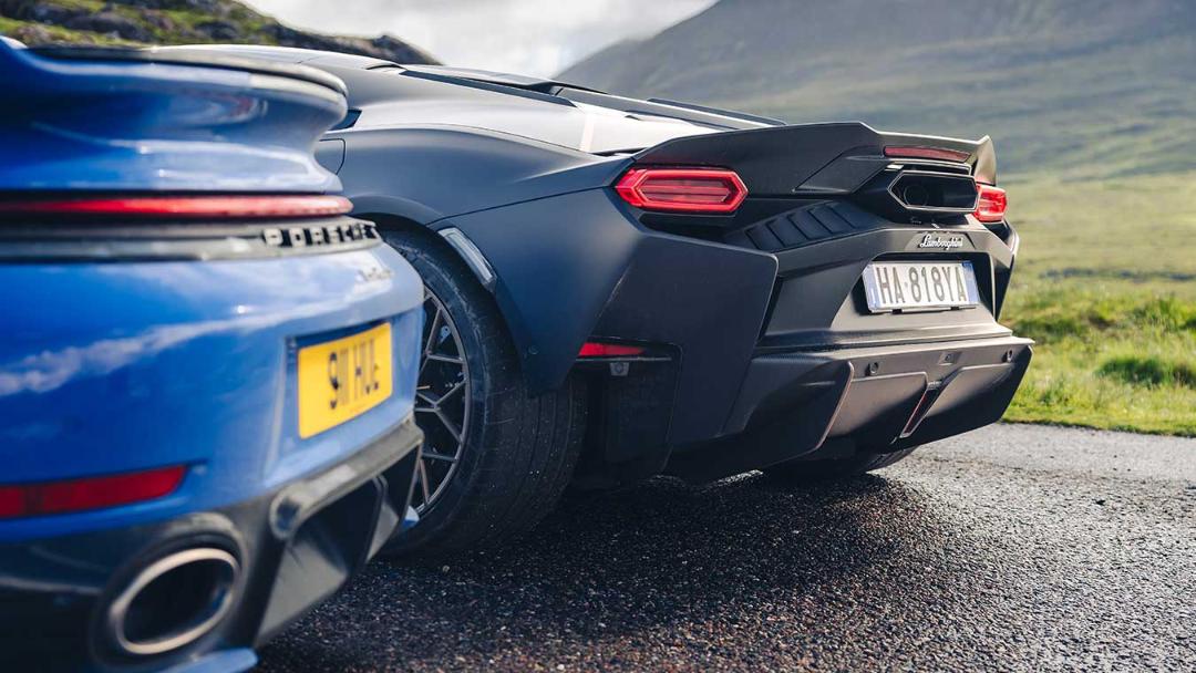 نمای عقب خودروهای پورشه (Porsche) ۹۱۱ توربو S و لامبورگینی (Lamborghini) تمراریو در جاده