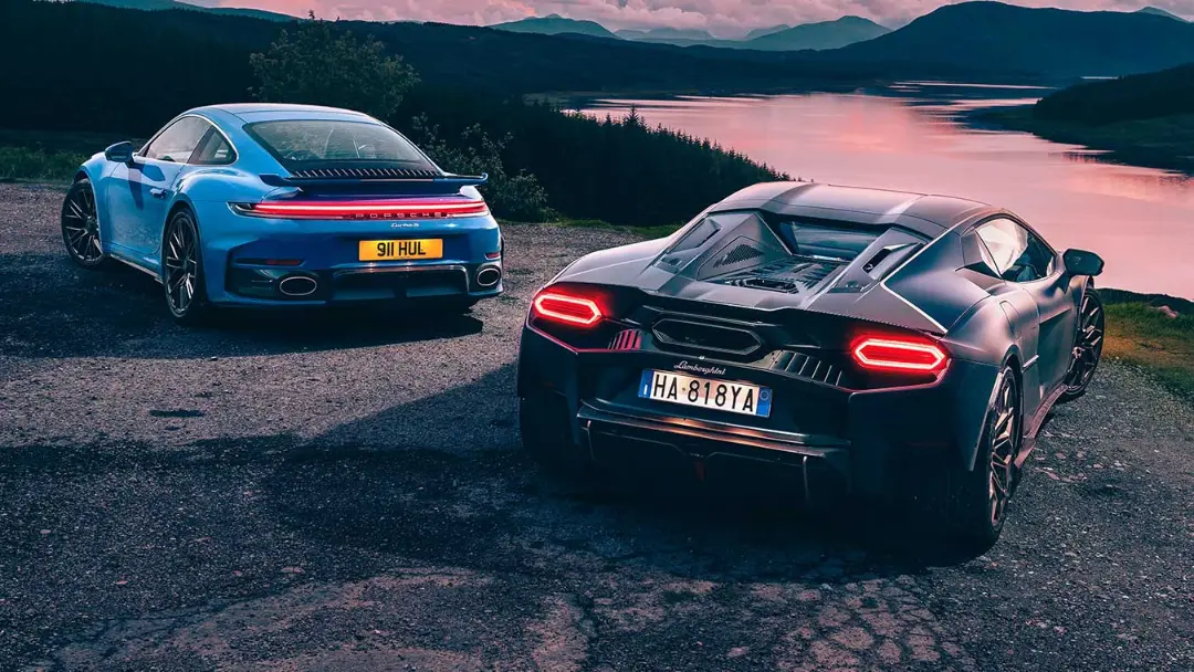 خودروهای پورشه ۹۱۱ توربو S (Porsche 911 Turbo S) و لامبورگینی تمراریو (Lamborghini Temerario) در جاده‌ای کوهستانی