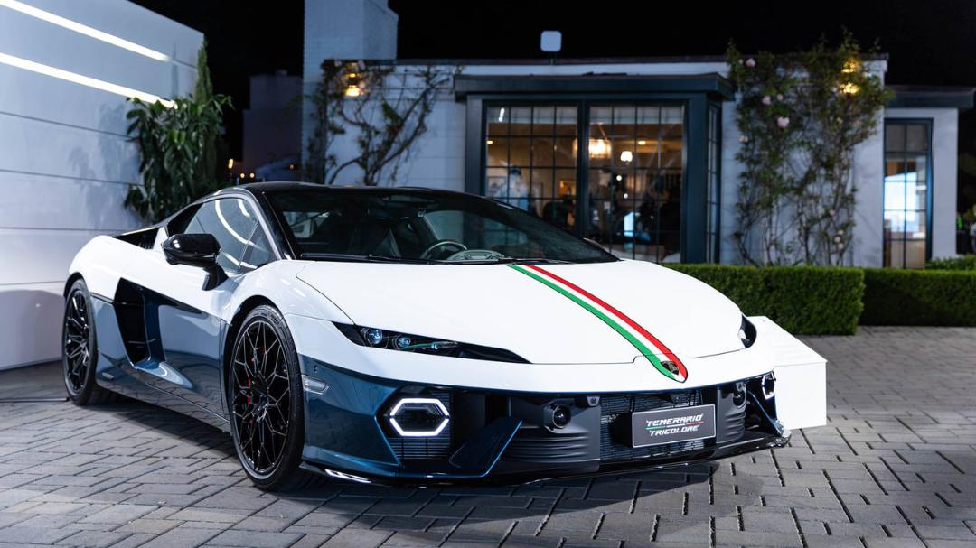 خودرو لامبورگینی تمراِریو تری‌کُلوره (Lamborghini Terrazzo Tricolore) با رنگ سفید و خطوط پرچم ایتالیا