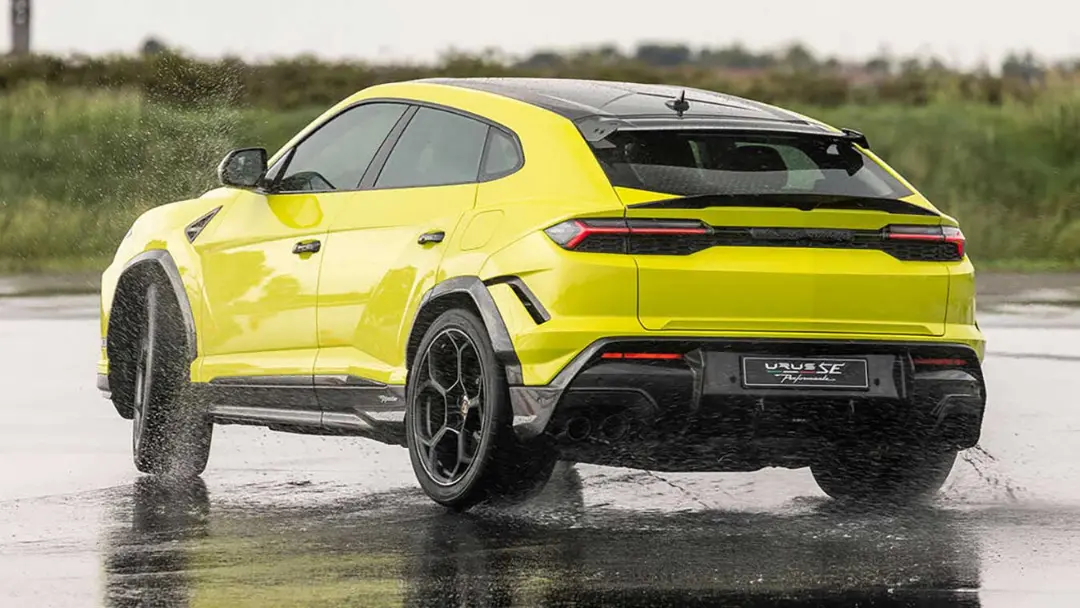 خودرو لامبورگینی اوروس (Lamborghini Urus SE) در حال حرکت روی جاده بارانی