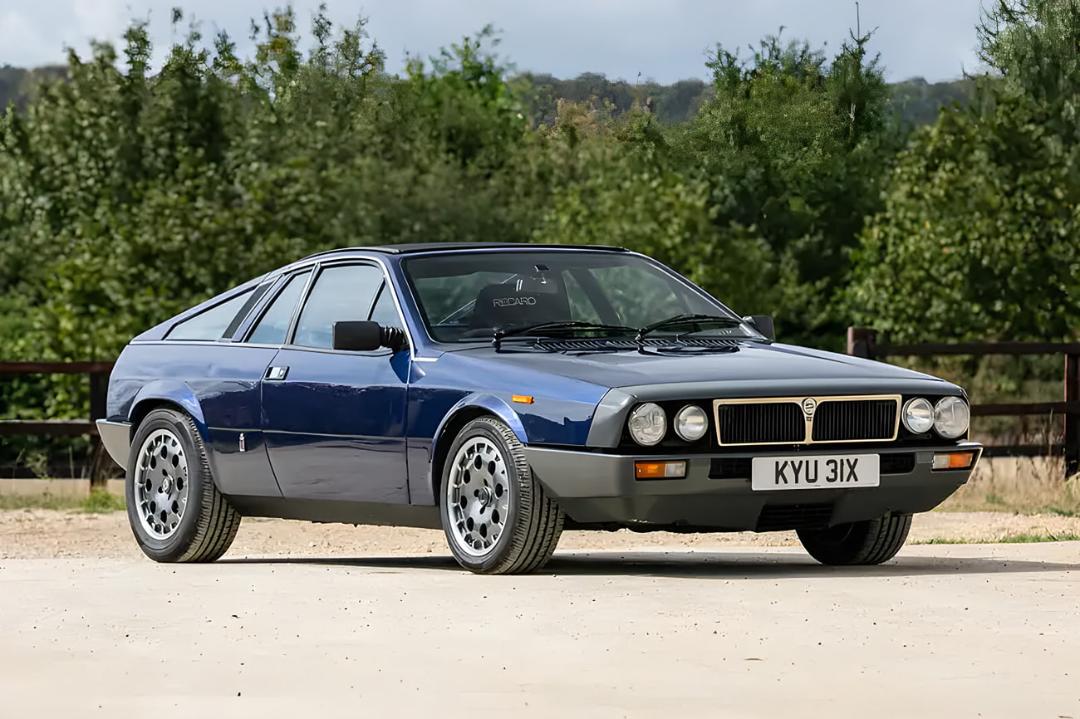 خودروی آبی رنگ لانچیا (Lancia) مدل گرند تور در فضای باز  1982 Lancia Montecarlo Spider